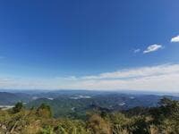 「鬼が橋かけに失敗」天邪鬼伝説の山！ 垂直「橋げた跡」石柱＆すり抜け困難「二枚岩」ほか 兵庫・笠形山の「天空登山」レポ