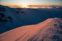 【雪山登山】豪雪の巻機山で絶景を堪能！ 美しすぎる雪山のマジックアワーにうっとり！ 大雲海の空中散歩  新潟県・2024年 