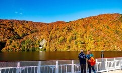 「奥只見湖遊覧船」 2,000m級の山々に囲まれた湖で大自然の紅葉世界に浸る【紅葉フォトトレッキングガイド vol.2】新潟県・魚沼エリア