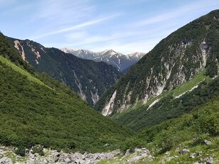 登山シーズン前に学ぶ「落石」「転落」事故の回避方法と救助要請のポイント「落石時のかけ声」とは？