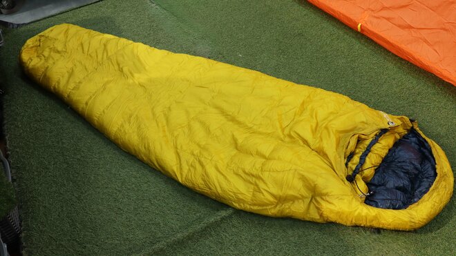 【ショップ店員に聞く！ はじめての“車中泊”グッズ】一番大切な “泊” の要「シュラフ」！  保温性・通気性も高い、イスカの「エアプラス 450」がオススメ〈石井スポーツ ヨドバシ新宿西口店 vol.9〉の画像001