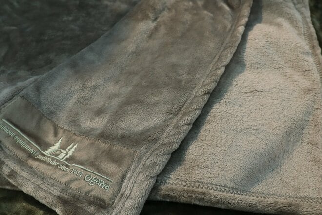 【ショップ店員に聞く！ はじめての“車中泊”グッズ】羽織り＆シュラフインが暖かいブランケット！ フワフワでお手軽、難燃性も備えたモデル〈石井スポーツ ヨドバシ新宿西口店 vol.10〉の画像002