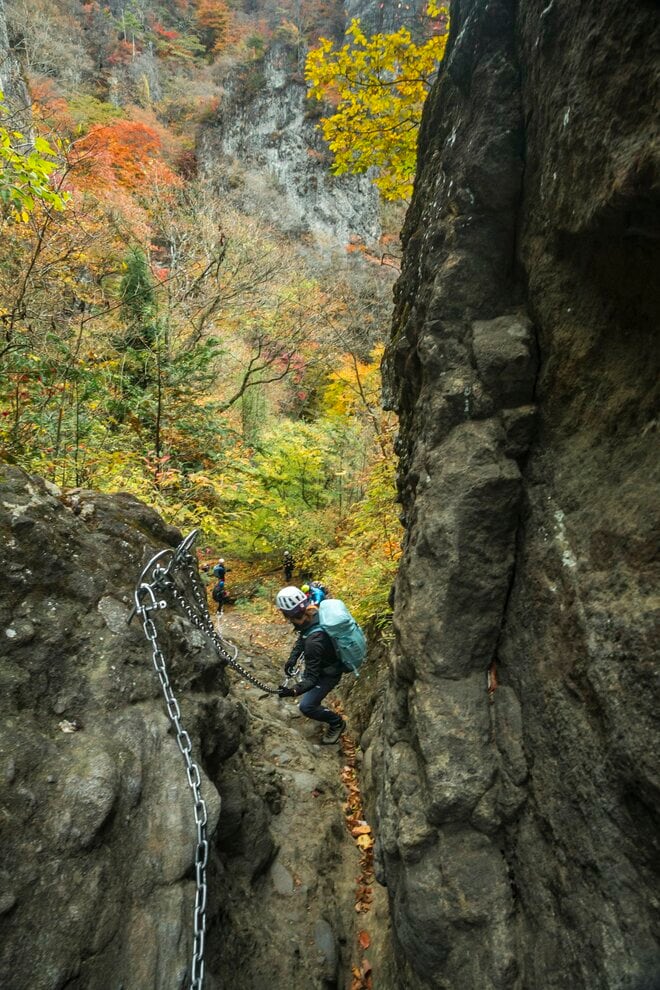 【妙義山】紅葉と奇岩のコントラストが見事な石門群をいく錦繍の絶景巡り！  スリリングすぎる “石門コース” 登山　群馬県｜2025年の画像004