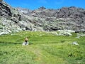 雪を頂くモンテ・ローザ山脈の絶景を望み「白い湖」と「暗い湖」をめぐる！ 「アヴィック山自然公園」の登山道（後編）【ブーツの国の街角で vol.29】の画像016