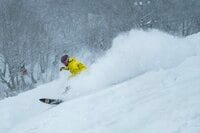 【富山県】雪景色の世界遺産の懐で滑る！  雪煙と湯けむり、はしご旅へ 「たいらスキー場」と「五箇山の合掌造り集落」 2026年