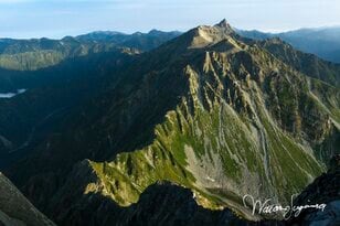 今こそ行きたい！ 北アルプスの名峰6座 【第5回】登山者憧れの“涸沢カール”からアタックする「北穂高岳」登りごたえ十分の登山道、頂上からは「大キレット」の壮大な眺め