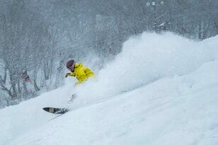 【富山県】雪景色の世界遺産の懐で滑る！  雪煙と湯けむり、はしご旅へ 「たいらスキー場」と「五箇山の合掌造り集落」 2026年