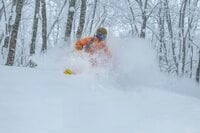 深雪たっぷり！ “いい湯だな～” ディープパウダーを存分に味わう「首まで浸かる雪風呂はいかが！？」 一瞬を切り取るバックカントリーフォトツアーに参戦してみた 【長野県】2026年