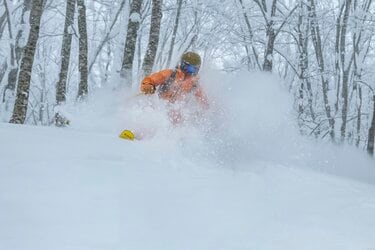 深雪たっぷり！ “いい湯だな～” ディープパウダーを存分に味わう「首