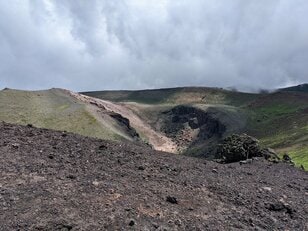 「魔女・月・爆裂・焼走り…」絶景すぎて「異名だらけ」の東北の火山5選！「登山レポ」