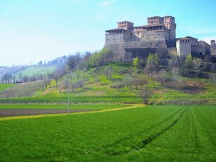 美食の都パルマで新しい旅のスタイル「フード・ツーリズム」 ハリウッド映画の舞台にもなった幻想的な城も見学！【ブーツの国の街角で vol.16「ランギラーノ」イタリア／エミリア＝ロマーニャ州】