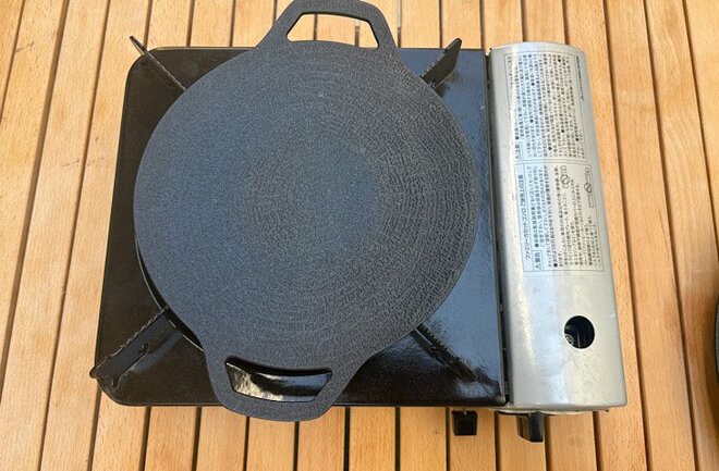 100均ダイソー「キャンプマルチグリドル」 キャンプ飯の “もう一品” に、20cm・770円のモデル「使ってみた」メリット＆気になる点の画像002