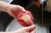 【桃農家に聞きました】包丁を使わず「桃の皮がスルッと剥ける」方法