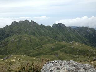 歩きごたえ＆幻想的な景観は「縄文杉」に並ぶ魅力！  九州最高峰「宮之浦岳」 大岩壁の山頂「モッチョム岳」 一度は登りたい「屋久島の山」レポ