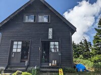 「会津駒ヶ岳・駒の小屋」日帰りOKでも泊まりたくなる理由！ 絶景ロケーション＆限定アイテム「再訪確定」登山レポ