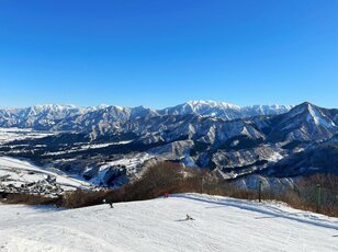 【ナニコレ】ファーストクラスのリフト！？ リフト料金は“ダイナミックプライシング” 最先端スキー場に行ってみたレポート！ 大きく変貌した快適スキー場がナウい！「石打丸山スキー場」【2023年12月】