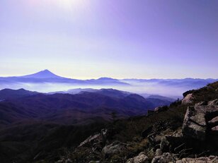 【秋山を満喫！日帰りで行く百名山・最終回】頂上には大岩を重ねたシンボル“五丈岩”  最短コースで目指す奥秩父の盟主「金峰山」