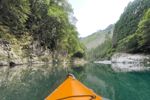 日本の秘境100選「高さ100ｍの一枚岩」「ノスタルジックな沈下橋」和歌山・古座川のカヌー旅レポート