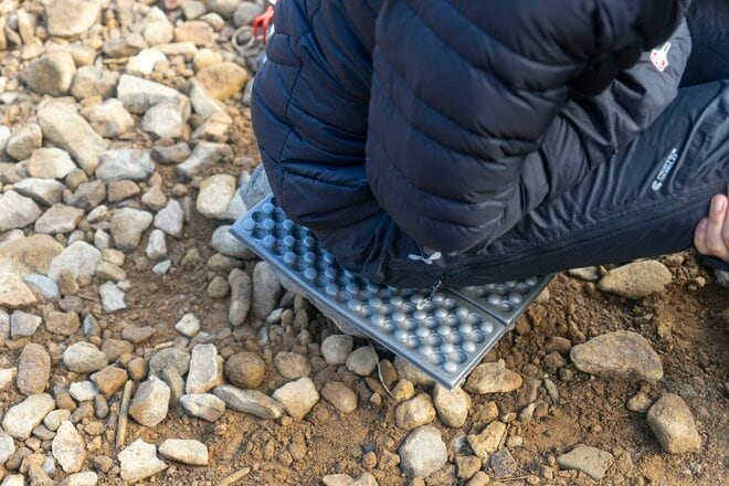 テント泊登山の強い味方！ エバニューの登山マット『深山寝そべり』は暖かいのに軽量！  その秘密は「こだわりの発泡率」にありの画像005