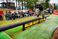 雪が待ちきれない！ 人工芝の上でプロが魅せる本気のスノーボードイベントをレポート【新潟県・2025年】