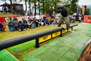 雪が待ちきれない！ 人工芝の上でプロが魅せる本気のスノーボードイベントをレポート【新潟県・2025年】