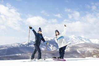 上越の山々を望みながら、サラサラパウダーに包まれた白銀の世界を滑り込む