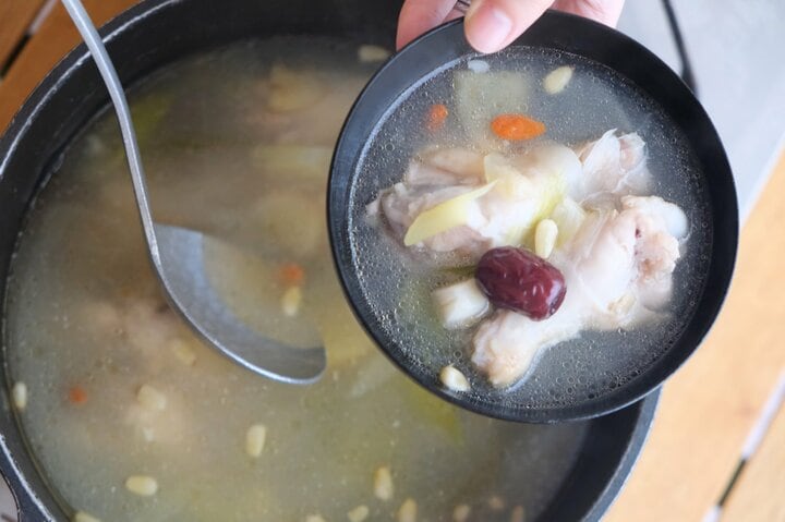 【体の芯からポッカポカ】鍋に入れて煮込むだけ「参鶏湯（サムゲタン）」で冬キャンプを温めよう【季節の外ごはん vol.66】 