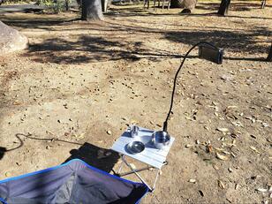 キャンプでも快適「スマホ・タブレット視聴」したい人に！ 「アームスタンド」導入してみた！  “持つ手が疲れる”＆“置き場所に困る”問題のゆくえは？