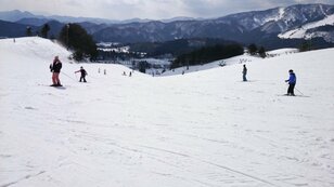 春スキーで行きたい！  大阪から2時間「日帰り＆初心者に最適のスキー場」3選！  雪たっぷりの今年は最高積雪を更新したゲレンデも