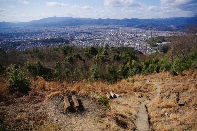 「11月の京都で静寂を楽しむ」 ごった返す観光地から離れ、低山のトレイルに没入する＜京都一周トレイル・大文字山＞【月めくりの低山カレンダー #11】の画像001