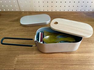 1合メスティンに「全部しまえる」快感！  まな板に鉄板、カトラリーまで！「100均で買える」フィットしすぎるキャンプギアとは？