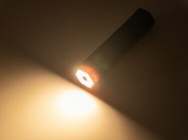 家の中でも焚き火気分を味わいたい！ そんな要望に応える薪型LEDライト