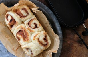 ＜メスティンひとつで作れる＞ビニール袋でこねるから手が汚れない！「シナモンロールちぎりパン」【季節の外ごはん vol.51】