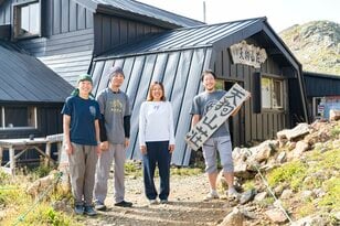 白馬連峰の稜線に建つ天空の山小屋「天狗山荘」 “360度の絶景” と “高山植物の希少種ウルップソウ”  自慢の「天狗鍋」も堪能【長野県白馬村】