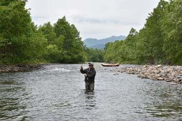 世界で流行中の豪快すぎる釣りが日本でも 雄大な北海道の大自然で楽しむ ドリフトフィッシング の魅力とは 概要 アクティビティ ニュース Bravo Mountain