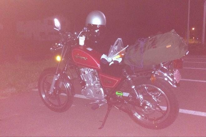 深夜のバイクツーリングで立ち寄った湖とコンビニ… 実は地図に無い場所！？ 「奇妙な現像写真」と “現場の違和感” の関係とは【不思議で怖い「アウトドア体験談」】の画像002