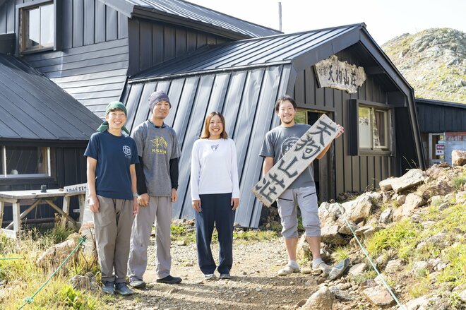 白馬連峰の稜線に建つ天空の山小屋「天狗山荘」 “360度の絶景” と “高山植物の希少種ウルップソウ”  自慢の「天狗鍋」も堪能【長野県白馬村】の画像