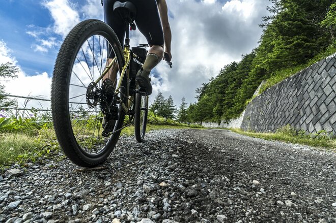 【自転車】夏が始まった！ 県境、峠をつなぐ標高2,000mの高原を走る「絶景グラベルロードが爽快すぎた」  長野県東御市・小諸市 2025年の画像001