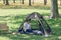 広げるだけで「日よけ＆プライベート空間」が作れるポップアップテント「EASE POP TENT」収納や持ち運びもしやすい【WAQ】