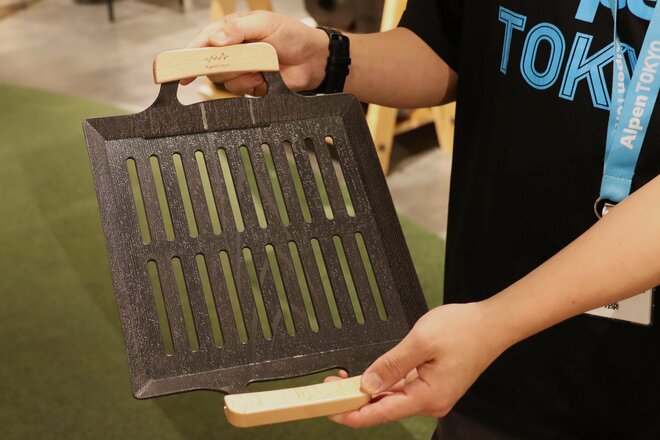 【ショップ店員に聞く！ イチ推しアウトドアギア】焚き火料理を楽しくしてくれる、大人気の鍋と“新作”アルミグリドル〈アルペントーキョー vol.18〉の画像006