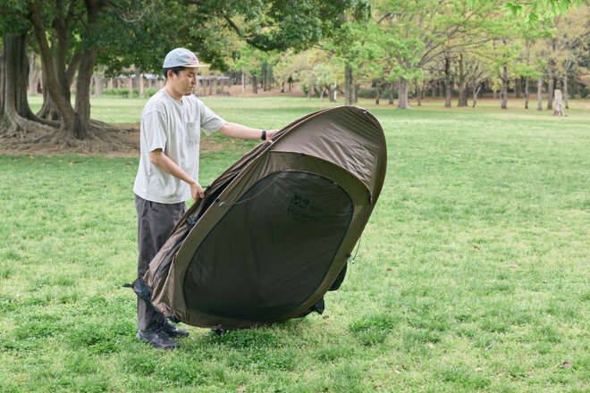 広げるだけで「日よけ＆プライベート空間」が作れるポップアップテント「EASE POP TENT」収納や持ち運びもしやすい【WAQ】の画像002
