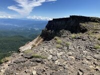 どっち方面にする？  全周パノラマ「硫黄岳」山頂の悩み！  南八ヶ岳、南アルプス、迫力の大岩壁、北アルプスの遠景… 贅沢すぎる展望！  夏晴れ「絶景登山レポ」