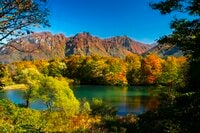 【登山】紅葉の当たり年！ 「白池に映る秋の彩りと山々の絶景を楽しむ、戸倉山の古道歩き」 “塩の道”   新潟県・2025年