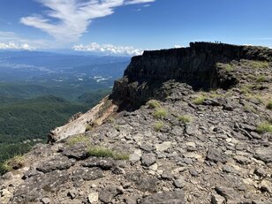 どっち方面にする？  全周パノラマ「硫黄岳」山頂の悩み！  南八ヶ岳、南アルプス、迫力の大岩壁、北アルプスの遠景… 贅沢すぎる展望！  夏晴れ「絶景登山レポ」