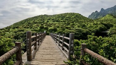 日本百名山「阿蘇山」噴火警戒レベル1でしか見られない “無色