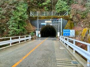 アウトドアのクルマの運転「意味が分かると怖い写真」いつものドライブも「アテが外れて」危ない道に！