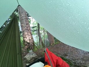 「1枚のシートが屋根や壁に早変わり」ハンモックと組み合わせるタープの選び方＜素材、大きさ、重量編＞【ハンモックハイキング -基礎と応用- vol.14】