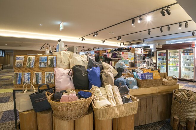 【白馬岩岳マウンテンリゾート】待望のスキー場オープン日！ 「リニューアルされたベースセンターに注目」  “滑る人も滑らない人も” 国際色豊かなゲストたちで賑わう   長野県｜2025年の画像003