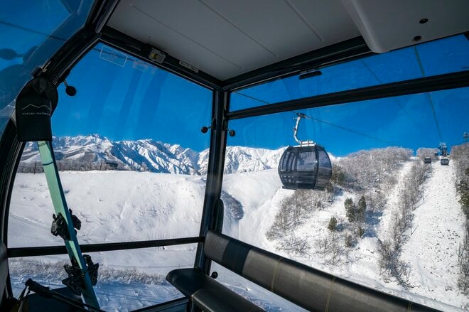 【白馬岩岳マウンテンリゾート】待望のスキー場オープン日！ 「リニューアルされたベースセンターに注目」  “滑る人も滑らない人も” 国際色豊かなゲストたちで賑わう   長野県｜2025年の画像006