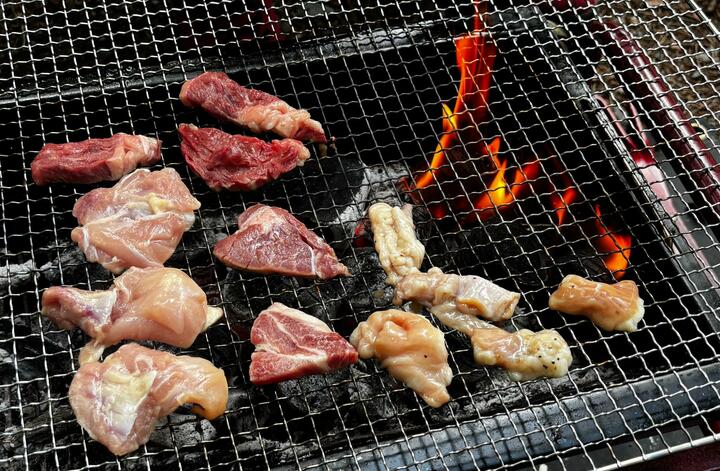 【肉が主役のキャンプ】高コスパ2,000円＆手間いらず！  信州「肉屋が営むキャンプ場」の「おまかせ精肉セット」で極上“肉キャン”！  現地レポ 
